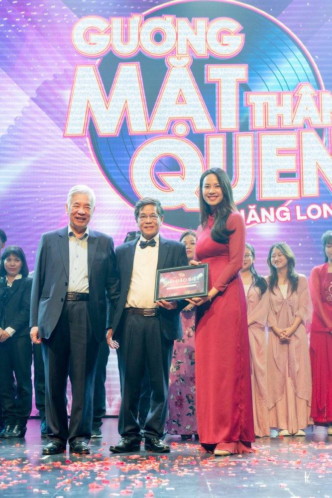 Hai MC nhận được giải cống hiến