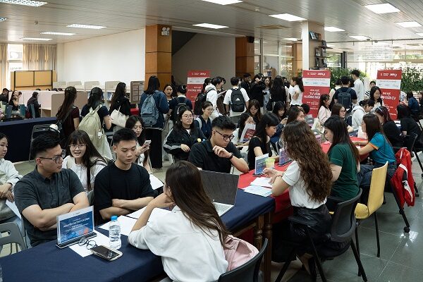 Ngày hội việc làm trường Đại Học Thăng Long